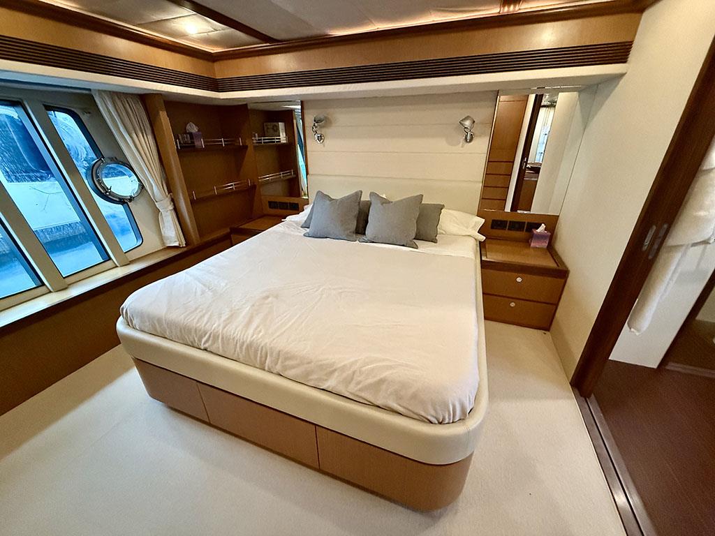 2005 FERRETTI YACHTS 731 